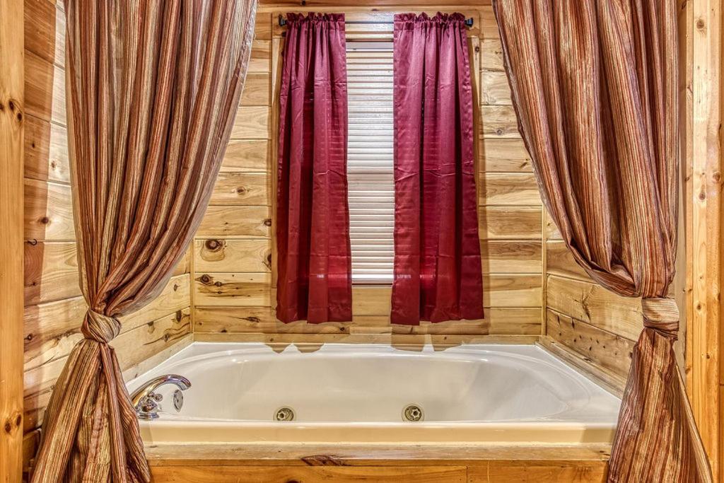 Always Kiss Me Goodnight- Hot Tub, You Get 1089 Of Free Area Attraction Tickets For Each Paid Day! Pigeon Forge Luaran gambar
