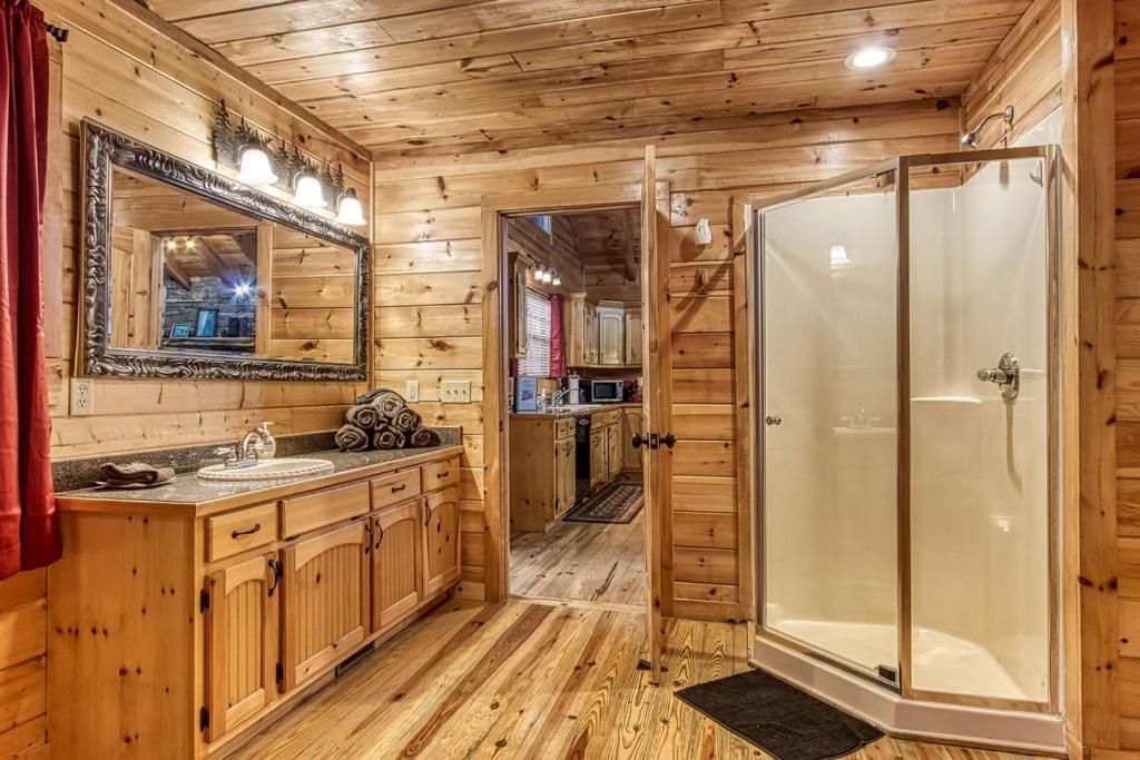 Always Kiss Me Goodnight- Hot Tub, You Get 1089 Of Free Area Attraction Tickets For Each Paid Day! Pigeon Forge Luaran gambar