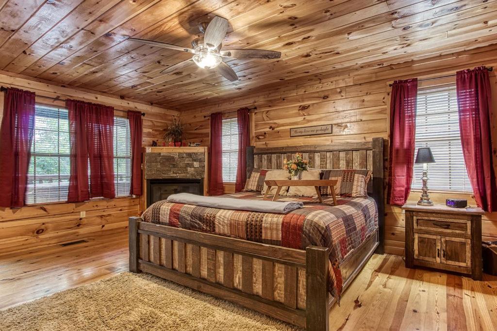 Always Kiss Me Goodnight- Hot Tub, You Get 1089 Of Free Area Attraction Tickets For Each Paid Day! Pigeon Forge Luaran gambar